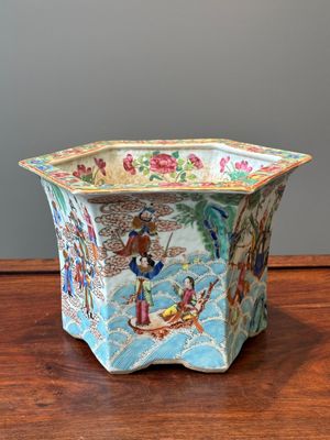 A very fine hexagonal Chinese Canton famille rose jardiniere, 19th C. — photo 5