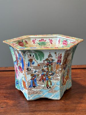 A very fine hexagonal Chinese Canton famille rose jardiniere, 19th C. — photo 6