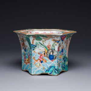 A very fine hexagonal Chinese Canton famille rose jardiniere, 19th C. — photo 1