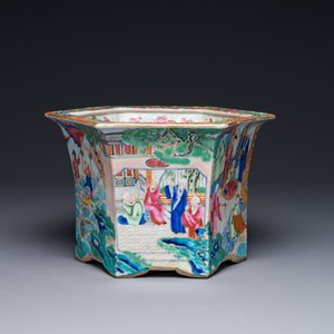 A very fine hexagonal Chinese Canton famille rose jardiniere, 19th C. — photo 3