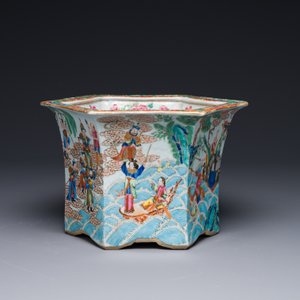 A very fine hexagonal Chinese Canton famille rose jardiniere, 19th C. — photo 6