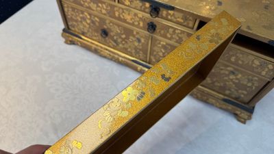 A very fine Japanese hiramaki-e on nashiji lacquer suzuribako, Edo, 18th C. — photo 16