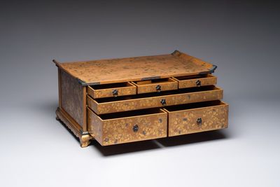 A very fine Japanese hiramaki-e on nashiji lacquer suzuribako, Edo, 18th C. — photo 2