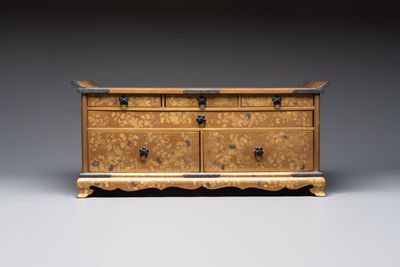 A very fine Japanese hiramaki-e on nashiji lacquer suzuribako, Edo, 18th C. — photo 3