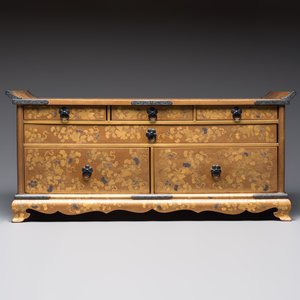 A very fine Japanese hiramaki-e on nashiji lacquer suzuribako, Edo, 18th C. — photo 4