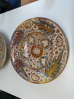 A very fresh large Hispano-Moresque lustre-glazed dish with ornamental design, Spain, 16th C. — 照片 1
