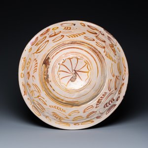 A very fresh large Hispano-Moresque lustre-glazed dish with ornamental design, Spain, 16th C. — 照片 2