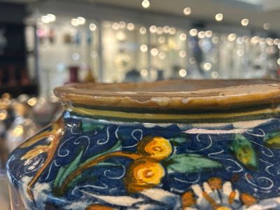 A very large and fine Italian maiolica albarello with a knight in armour, workshop of Maestro Domenico, Venice, ca. 1540-1550 — photo 2