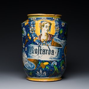 A very large and fine Italian maiolica albarello with a knight in armour, workshop of Maestro Domenico, Venice, ca. 1540-1550 — photo 3