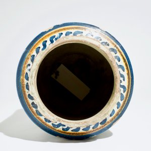 A very large armorial Italian maiolica albarello, Deruta, 17th C. — photo 5