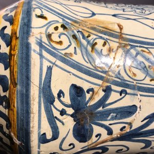 A very large armorial Italian maiolica albarello, Deruta, 17th C. — photo 7