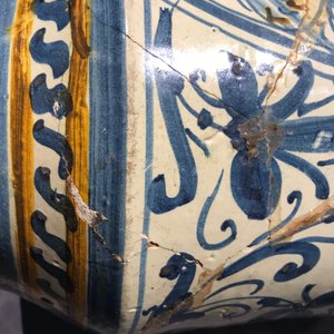 A very large armorial Italian maiolica albarello, Deruta, 17th C. — photo 8