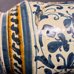 A very large armorial Italian maiolica albarello, Deruta, 17th C. — photo 10