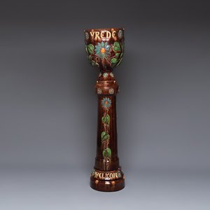 A very large Art Nouveau Flemish pottery four-piece jardinière and stand, inscribed 'VREDE' and 'WELKOM', early 20th C. — photo 1