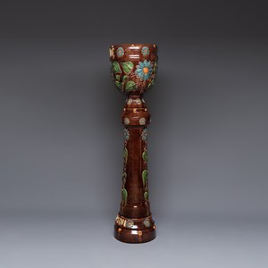 A very large Art Nouveau Flemish pottery four-piece jardinière and stand, inscribed 'VREDE' and 'WELKOM', early 20th C. — photo 2