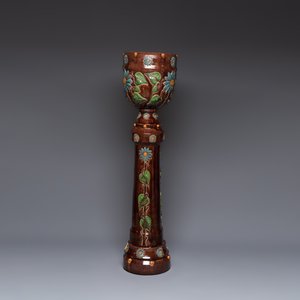 A very large Art Nouveau Flemish pottery four-piece jardinière and stand, inscribed 'VREDE' and 'WELKOM', early 20th C. — photo 3