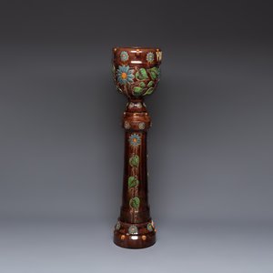 A very large Art Nouveau Flemish pottery four-piece jardinière and stand, inscribed 'VREDE' and 'WELKOM', early 20th C. — photo 4