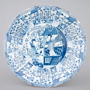 A very large blue and white Chinese dish with ladies in a garden, Kangxi, ca. 1700 — photo 1
