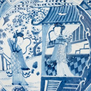 A very large blue and white Chinese dish with ladies in a garden, Kangxi, ca. 1700 — photo 2