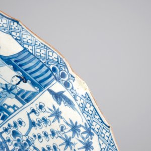 A very large blue and white Chinese dish with ladies in a garden, Kangxi, ca. 1700 — photo 3