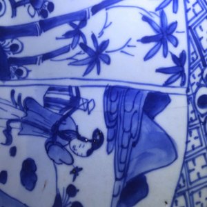A very large blue and white Chinese dish with ladies in a garden, Kangxi, ca. 1700 — photo 6