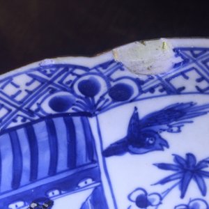 A very large blue and white Chinese dish with ladies in a garden, Kangxi, ca. 1700 — photo 8