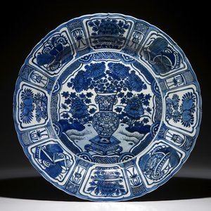 A very large blue and white Chinese kraak porcelain dish, Ming, Wanli — photo 1