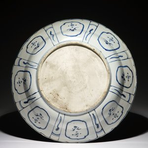 A very large blue and white Chinese kraak porcelain dish, Ming, Wanli — photo 2