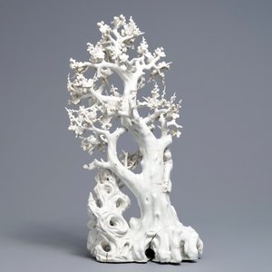 A very large Chinese blanc de Chine group with two ladies below a tree, 18th C. — 照片 4