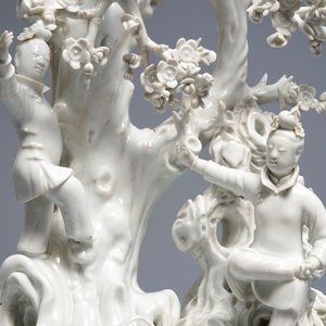A very large Chinese blanc de Chine group with two ladies below a tree, 18th C. — 照片 7