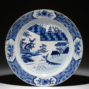 A very large Chinese blue and white charger with the Chinese wall, Kangxi — 照片 1