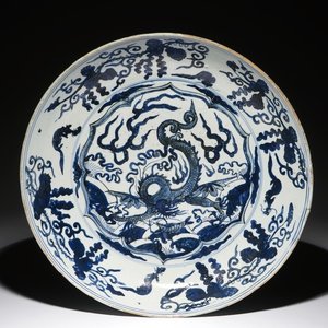 A very large Chinese blue and white dragon dish, Jiajing — 照片 1