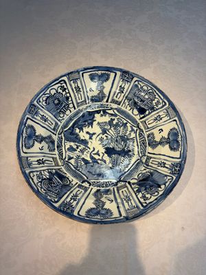 A very large Chinese blue and white 'Kraak' dish with geese by the water, Wanli — foto 1