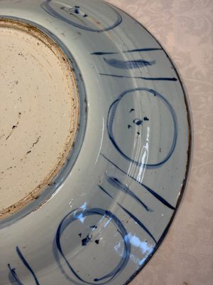 A very large Chinese blue and white 'Kraak' dish with geese by the water, Wanli — foto 12