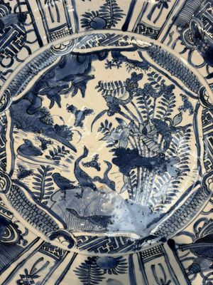 A very large Chinese blue and white 'Kraak' dish with geese by the water, Wanli — foto 2