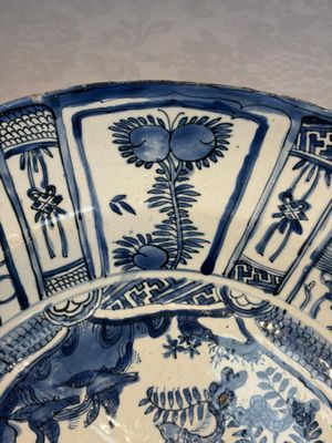 A very large Chinese blue and white 'Kraak' dish with geese by the water, Wanli — foto 3