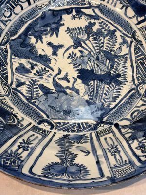 A very large Chinese blue and white 'Kraak' dish with geese by the water, Wanli — foto 5