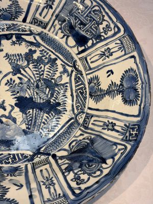 A very large Chinese blue and white 'Kraak' dish with geese by the water, Wanli — foto 6