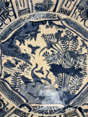 A very large Chinese blue and white 'Kraak' dish with geese by the water, Wanli — foto 7