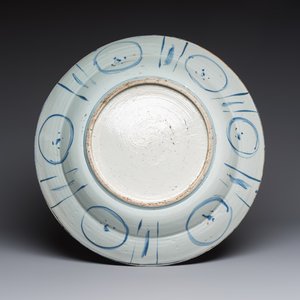 A very large Chinese blue and white 'Kraak' dish with geese by the water, Wanli — foto 2