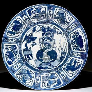 A very large Chinese blue and white kraak porcelain charger with a dragon, Wanli — 照片 1