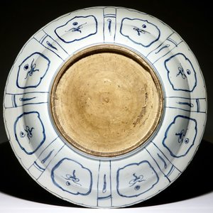 A very large Chinese blue and white kraak porcelain charger with a dragon, Wanli — 照片 2