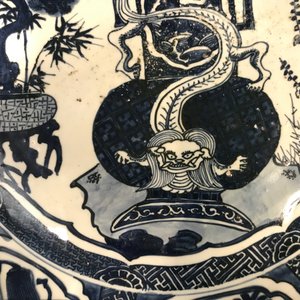 A very large Chinese blue and white kraak porcelain charger with a dragon, Wanli — 照片 3