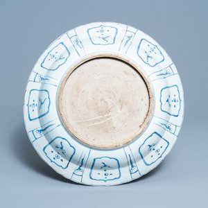 A very large Chinese blue and white kraak porcelain charger with a flower basket, Wanli — photo 2
