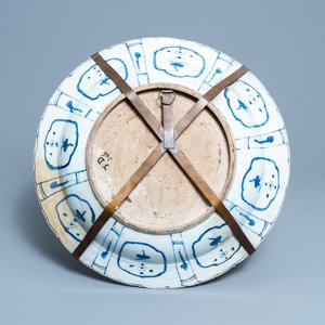 A very large Chinese blue and white kraak porcelain charger with a lady and her servant, Wanli — photo 2