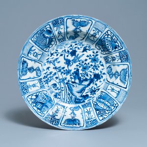 A very large Chinese blue and white kraak porcelain charger with phoenixes, Wanli — 照片 1