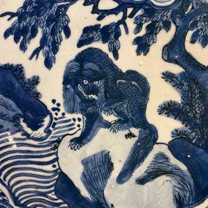 A very large Chinese blue and white kraak porcelain dish with a mythical beast, Wanli — 照片 8
