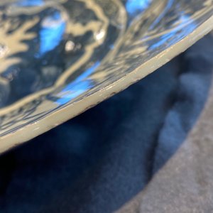 A very large Chinese blue and white kraak porcelain dish with a mythical beast, Wanli — 照片 9