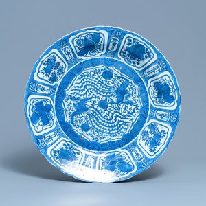 A very large Chinese blue and white kraak porcelain 'double phoenix' charger, Wanli — 照片 1