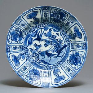 A very large Chinese blue and white kraak porcelain 'pheasants' charger, Wanli — 照片 1